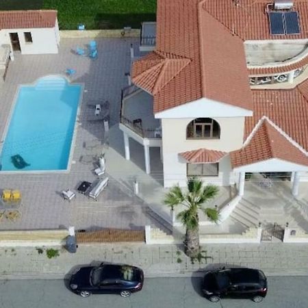 Larnaca Mansion Ideal For 3 Families Or More Εξωτερικό φωτογραφία