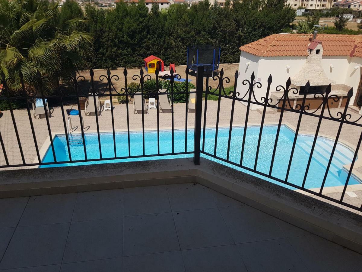 Larnaca Mansion Ideal For 3 Families Or More Εξωτερικό φωτογραφία