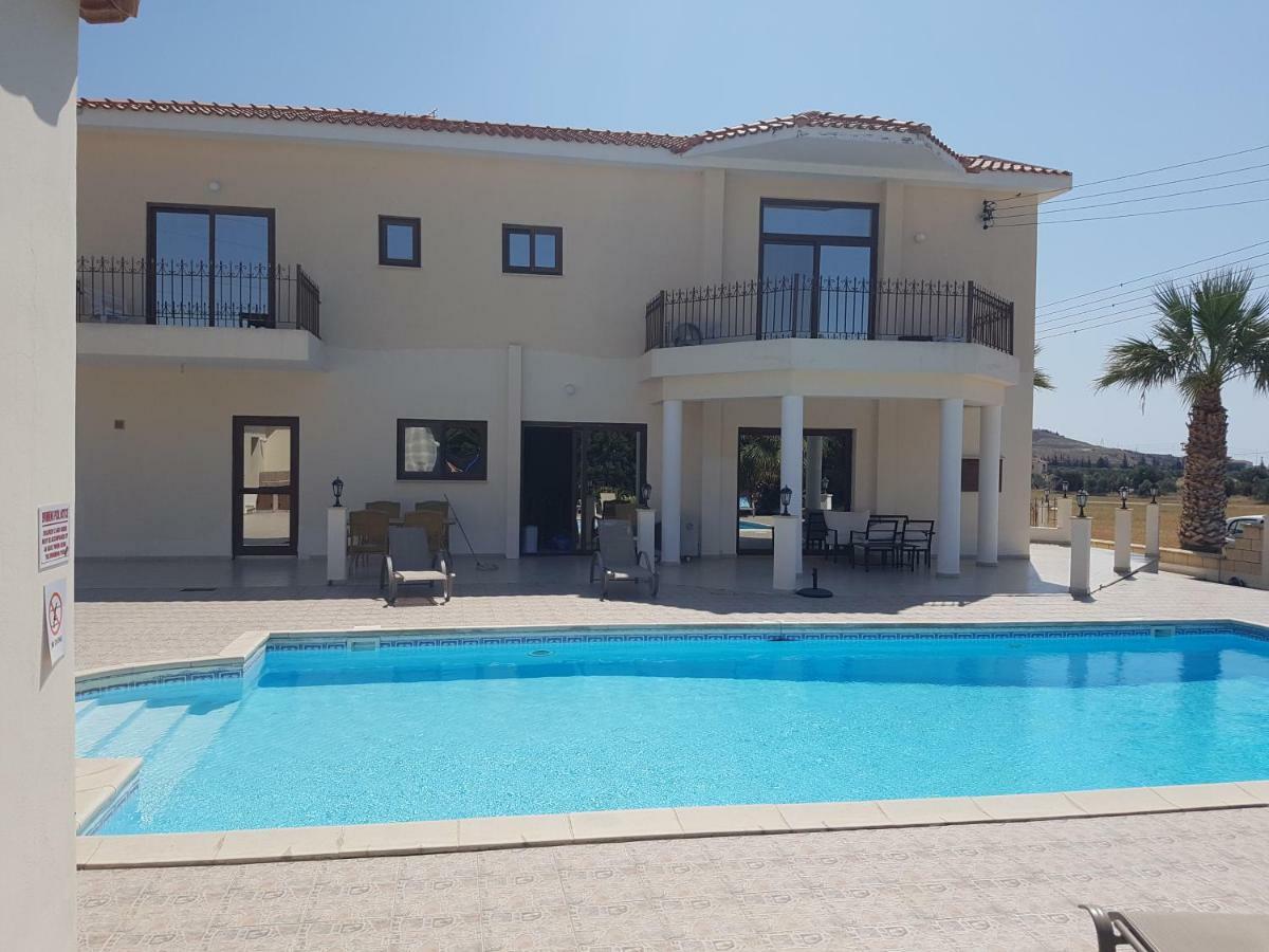 Larnaca Mansion Ideal For 3 Families Or More Εξωτερικό φωτογραφία