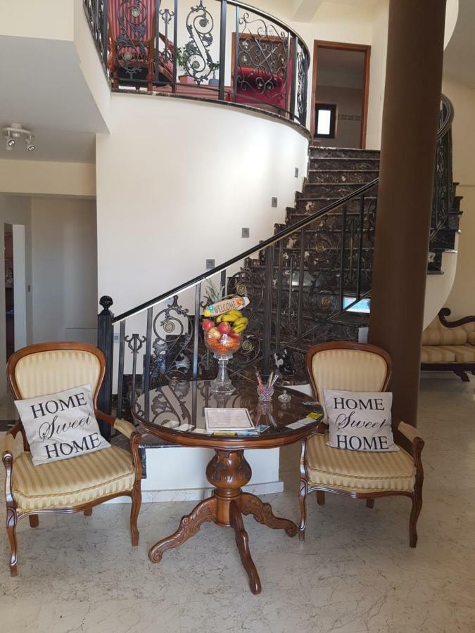 Larnaca Mansion Ideal For 3 Families Or More Εξωτερικό φωτογραφία
