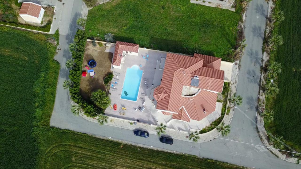 Larnaca Mansion Ideal For 3 Families Or More Εξωτερικό φωτογραφία