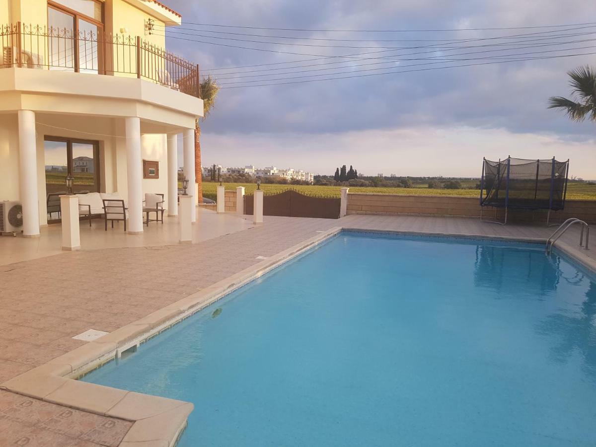 Larnaca Mansion Ideal For 3 Families Or More Εξωτερικό φωτογραφία